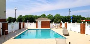蒙哥马利如家旅馆&套房酒店的一个带白色围栏的游泳池