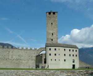 贝林佐拉Bellinzona Piazza Collegiata的一座大型建筑,上面有一座塔