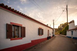 蒙福尔特Aleixo's House | Alentejo的一条带红色窗户的白色建筑的小巷