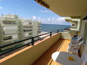 马塔拉斯卡尼亚斯Apartamento Naturaleza Virgen的阳台配有椅子,享有海景。