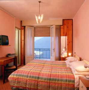 里瓦迪索尔托波焦多乐酒店的一间卧室设有一张床,享有海景