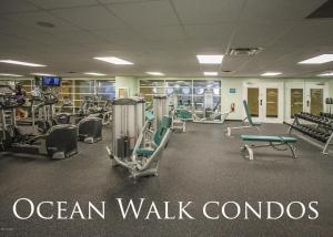 代托纳海滩Ocean Walk Resort 905的一间健身房,里面配有跑步机和机器