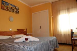 卡尔德斯德马拉维亚法布雷亚斯旅馆的酒店客房设有两张床和窗户。