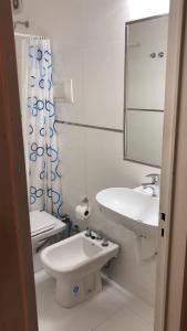 科尔多瓦努埃瓦科尔多瓦顿波利奥公寓的一间带水槽、卫生间和镜子的浴室