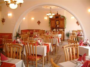 豪伊杜索博斯洛豪伊杜城堡酒店的一个带桌椅的用餐室和一个拱门