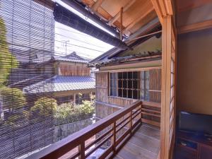 京都有效日式旅馆的享有建筑景致的阳台