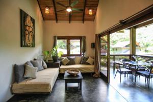 圣塔特蕾莎海滩Lua Villas的客厅配有沙发和桌子