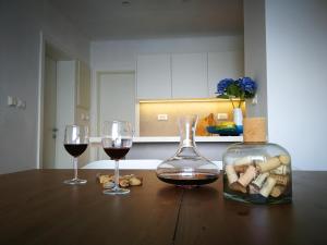 索布拉Mljet 4You - Beach House的一张桌子,上面放着两杯葡萄酒和一瓶葡萄酒