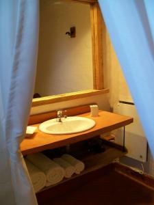 图蓬加托火山特浦盖托迪维努山林小屋的一间带水槽和镜子的浴室