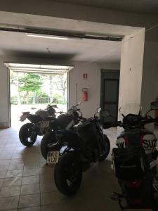Urzulei葛洛普酒店的停放在车库里的几辆摩托车