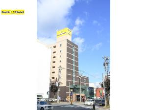 旭川旭川微笑酒店的上面有黄色标志的建筑