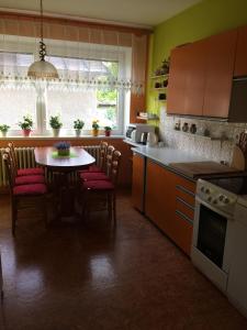 SmrečanyPrivat Klonga的一间带桌椅的厨房和一间带桌子的厨房