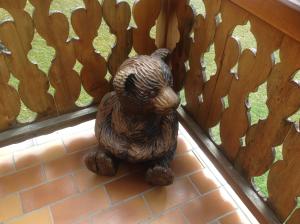 威拉尔-苏-罗伦Petit Ours的围栏前的熊雕像