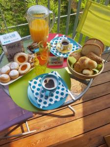 阿科B&B A.R.C.O.的一张桌子,早餐包括糕点和橙汁
