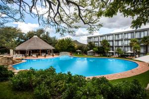 马塞卢Avani Maseru Hotel的酒店前方的大型游泳池