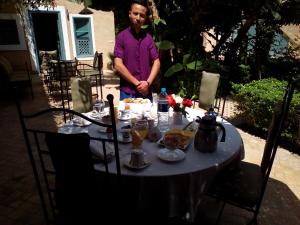 塔鲁丹特Palais Oumensour的站在桌子旁的人,一边吃着食物