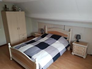 LieshoutDe Boerebeemd的卧室配有黑白床和橱柜。
