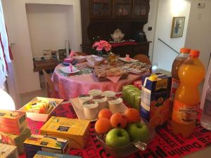 多尔切阿夸La Torre di Clo B&B的盛满食物和饮料的桌子和小吃桌