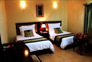 Kitwe莫巴酒店及会议中心的一间酒店客房,房间内设有两张床