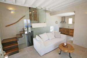 超级天堂海滩Atlantis Beach Residence的客厅配有白色的沙发和桌子