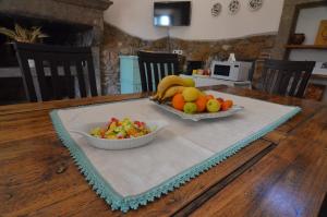维泰博Magica Torre Medievale的一张桌子,上面放着一碗水果和一碗沙拉