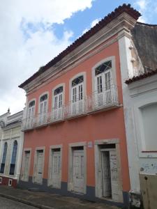 圣路易斯Casa Lavinia的一座橙色和白色的建筑,设有阳台