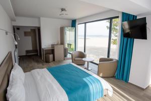 马马亚Belleview Suites的酒店客房设有一张床,享有海景。