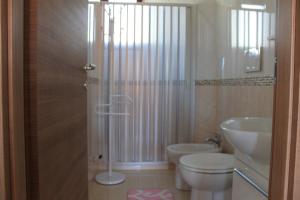 梅伦杜尼奥Residenza Santoro的浴室配有卫生间、盥洗盆和淋浴。