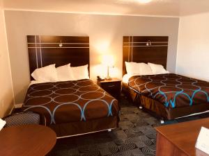 皮茨菲尔德伯克希尔旅馆的酒店客房设有两张床和一张桌子。