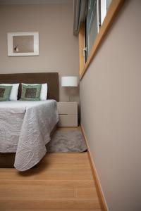 布拉加Design Flat in Braga - by TonsdeVerde的一间小卧室,配有床和窗户