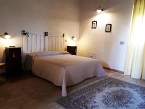 维泰博Magica Torre Medievale的一间卧室设有一张大床和一个窗户。