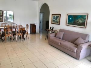 塔兰托Villa Valentina的客厅配有沙发和桌子