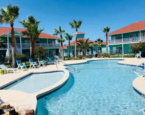 阿兰瑟斯港阿兰瑟斯港戴斯酒店的棕榈树度假村的游泳池