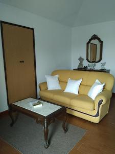 蓬德利马Residencial Retiro Sra. da Luz的带沙发和咖啡桌的客厅