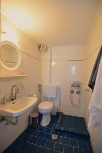 加利萨斯Seagull Rooms的一间带卫生间和水槽的浴室