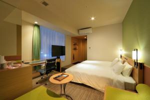 橿原市奈良橿原坎德奥酒店的配有一张床和一张书桌的酒店客房