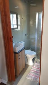 伊丽莎白港Beachway Guesthouse的浴室配有卫生间、盥洗盆和淋浴。