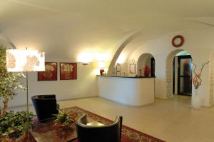 阿拉西奥Residence Le Terrazze的客厅配有桌椅和时钟