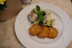伯恩鲍姆阿尔分霍夫思琪那纳酒店的桌上的一块食物,上面有土豆和蔬菜