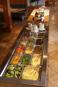 伯恩鲍姆阿尔分霍夫思琪那纳酒店的包含多种不同食物的自助餐