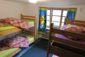 基茨比厄尔雪兔背包客旅舍的客房设有两张双层床和一扇窗户。