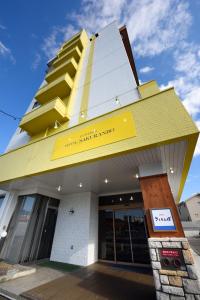 山形市Hotel Sakuranbo的一座黄色和白色建筑