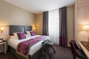 里摩日瑞切里奥贝斯特韦斯特酒店的酒店客房设有一张大床和一张书桌。