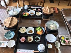 田边市龙津温泉丸井旅馆 的一张桌子上放着几盘食物