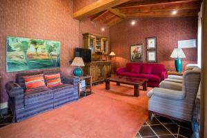 Posada de LlanesBuga II的客厅配有红色家具和红色沙发