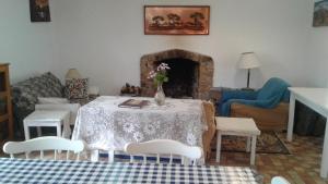 JuliasdalePaz Cottage的客厅里设有一张桌子,上面有花瓶