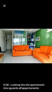 莫特拉下城区Appartamento Villa Panorama的客厅里有一个橙色沙发