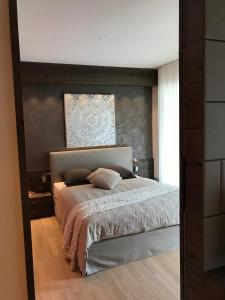 阿斯科纳Appartement Suite Delta Resort的一间卧室配有一张床和一面大镜子