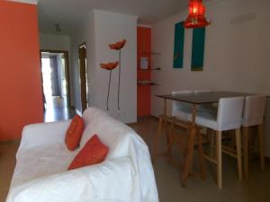 特罗亚Casa das Dunas Soltroia的客厅配有白色的沙发和桌子