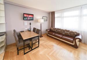 柏林AMC Apartments Ku'damm & Bundesallee的客厅配有桌子和沙发